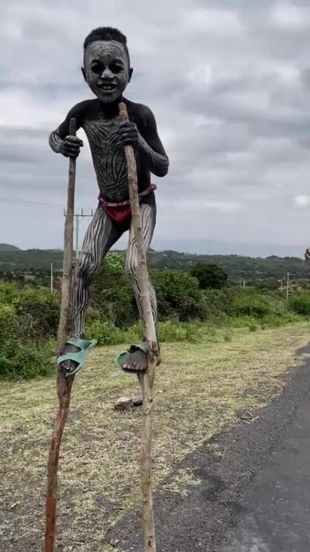 非洲原始部落的斑马族,他们这里的人,就喜欢这种生存方式