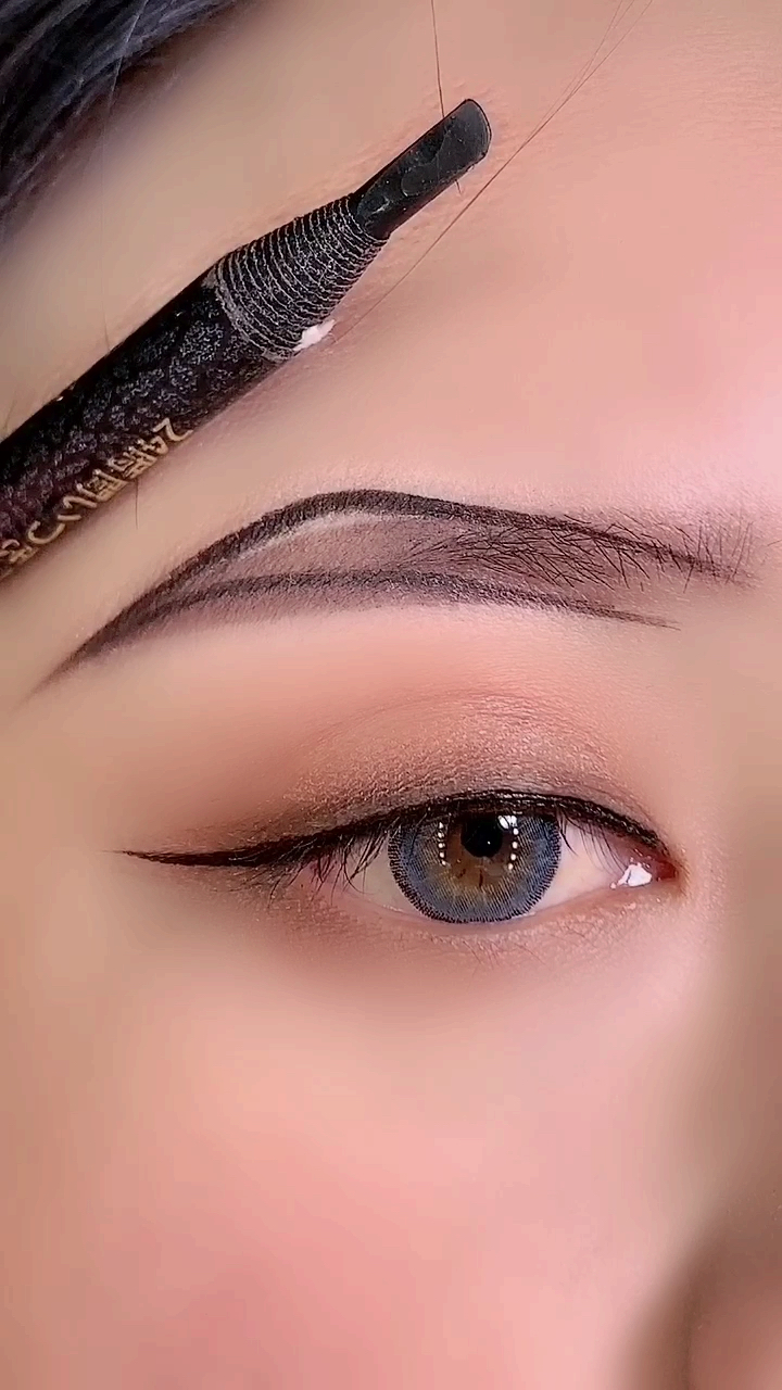 遮瑕笔把平眉改成欧式挑眉