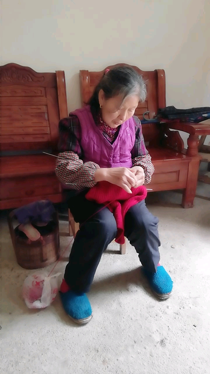 奶奶80岁了,织毛衣穿