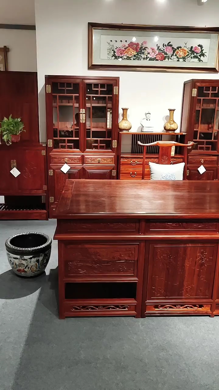 香河榆木家具老板台办公桌,此款办公桌是红木材质的