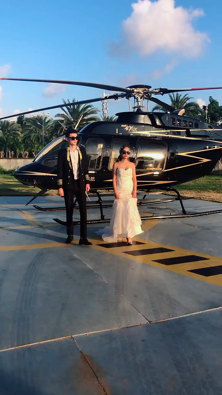 大气的直升机婚纱照.