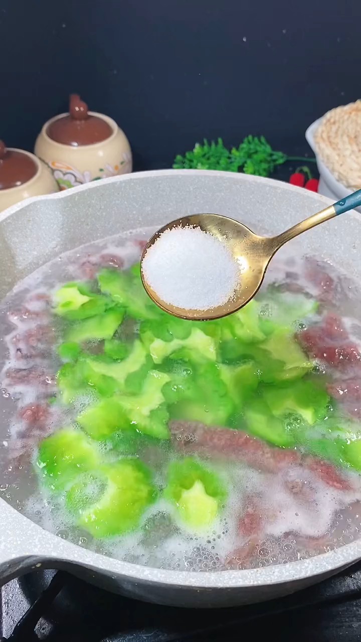 美食#牛肉苦瓜湯怎樣做才能牛肉滑嫩苦瓜不苦又好吃呢?