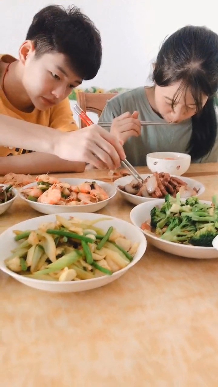 儿子的女同学第一次到家里来吃饭,全程低头不敢看我一眼,我这个老阿姨