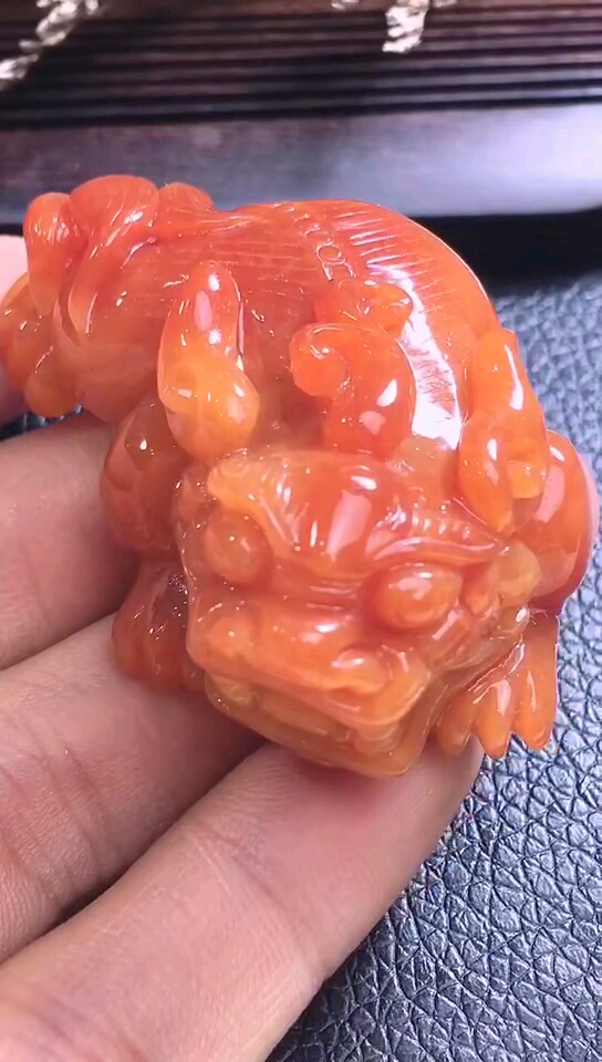 水润红翡翡翠貔貅吊坠.