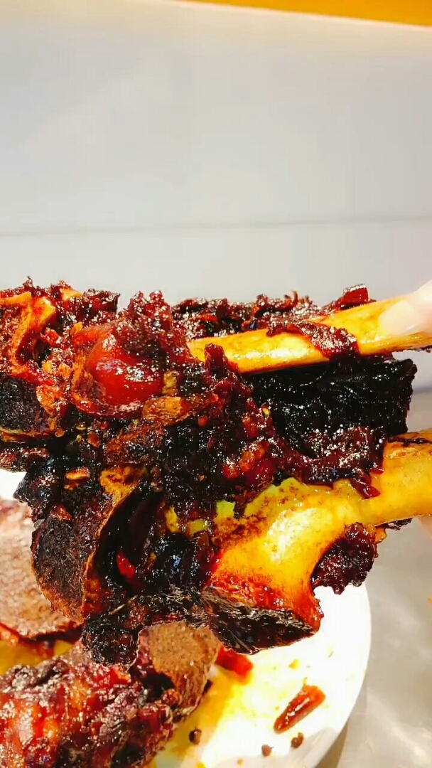 这烤牛棒骨太好吃啦!