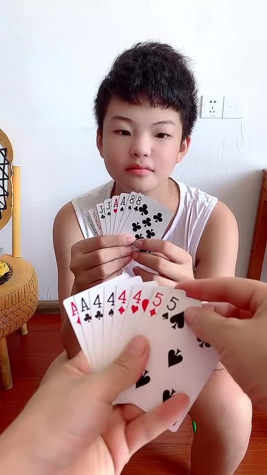 斗地主的高手谁能告诉我这牌怎么出才能赢她