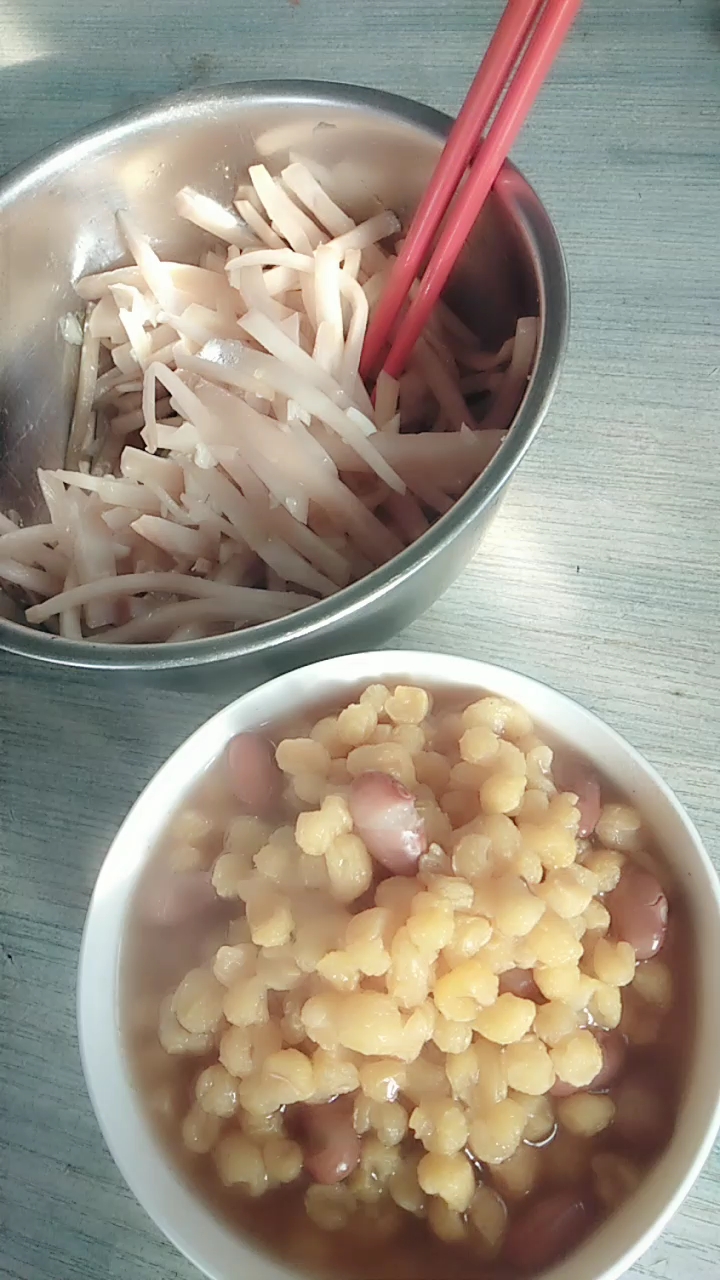 大碴子粥咸菜条有吃的没有?