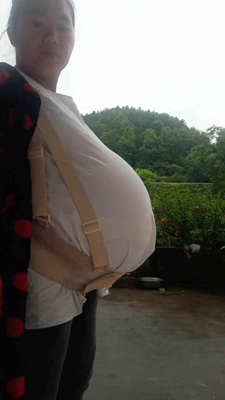 肚子就像挂着大西瓜,托腹带都不管用,走路都坠痛,这就是怀双胞胎的