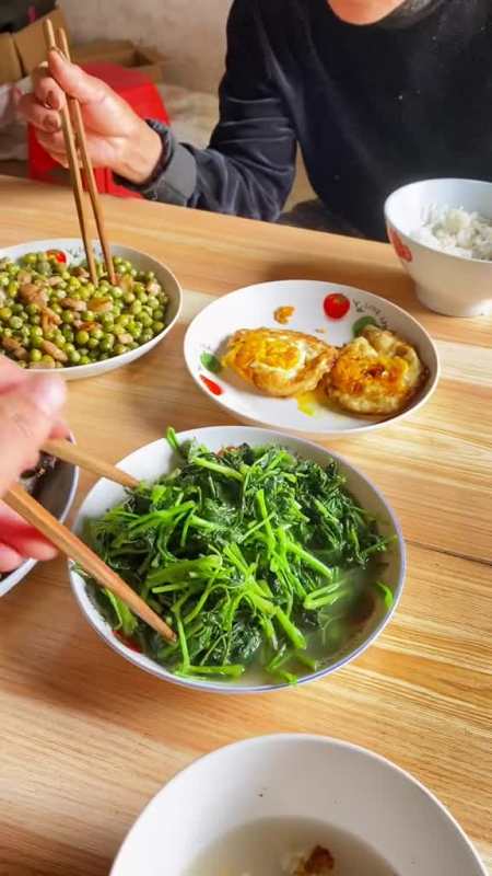 中午吃饭我就说了一句有点咸了.于是婆婆就这样啦.我又没说什么?