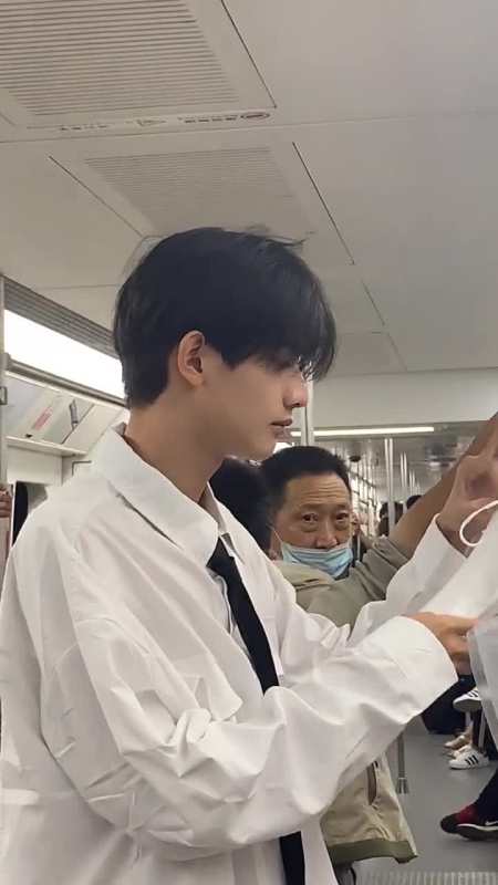 地铁偷拍到正在戴口罩的帅哥,好像韩剧里的男主啊!