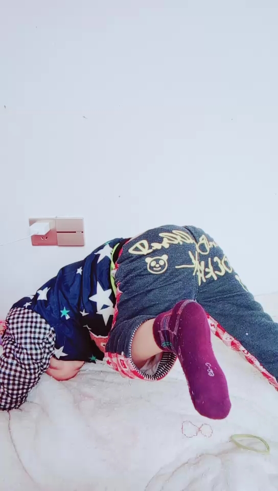 小屁孩,又搞笑来了!跳的也很不错哟!