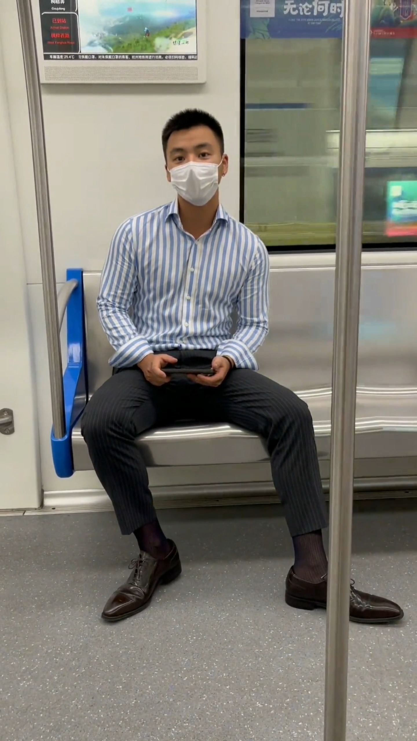 正装地铁上遇到一个正装帅哥一直看我怎么办啊