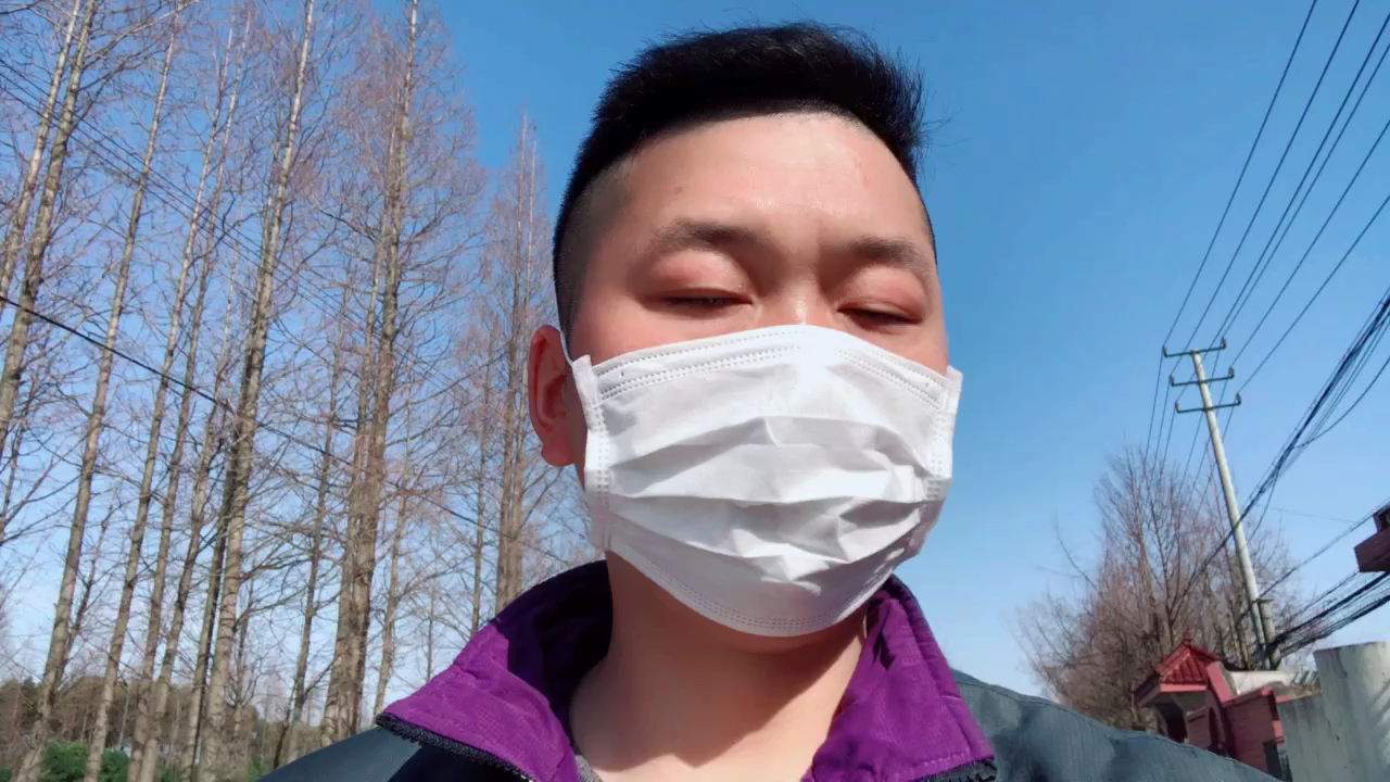 保安大哥帮物流小哥摆东西