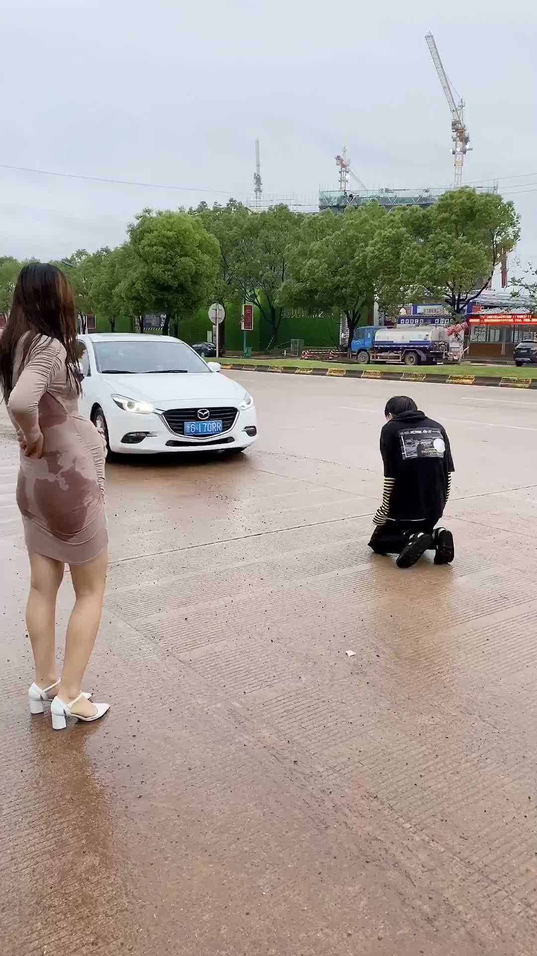 你的一个小小的举动可能就可以改变很多,这一跪,跪出了男人的担当.