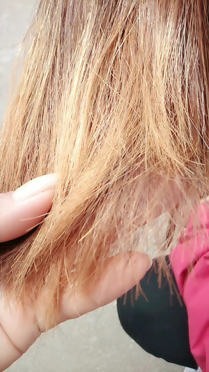 头发这么黄,干枯怎么办呐?没有营养,剪掉又太可惜啦.