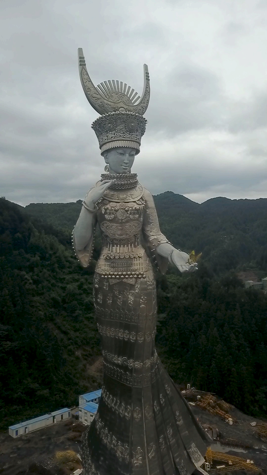 美丽新中国#美丽的仰阿莎女神雕像,雕像高度88米,太美了-度小视