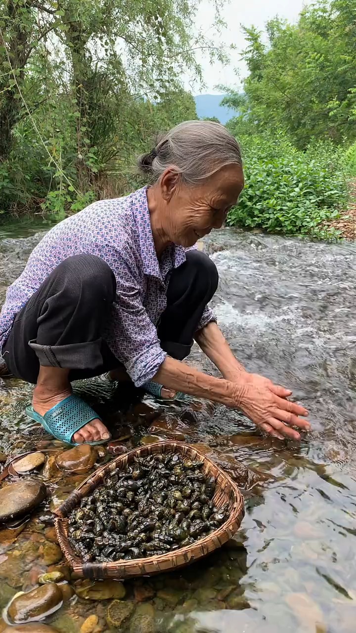 水底的铁螺这样煮比较原汁原味-度小视