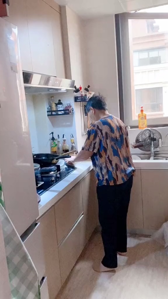 下班回来72岁奶奶在厨房做饭,76岁的爷爷把女儿从幼儿园接回家,两位