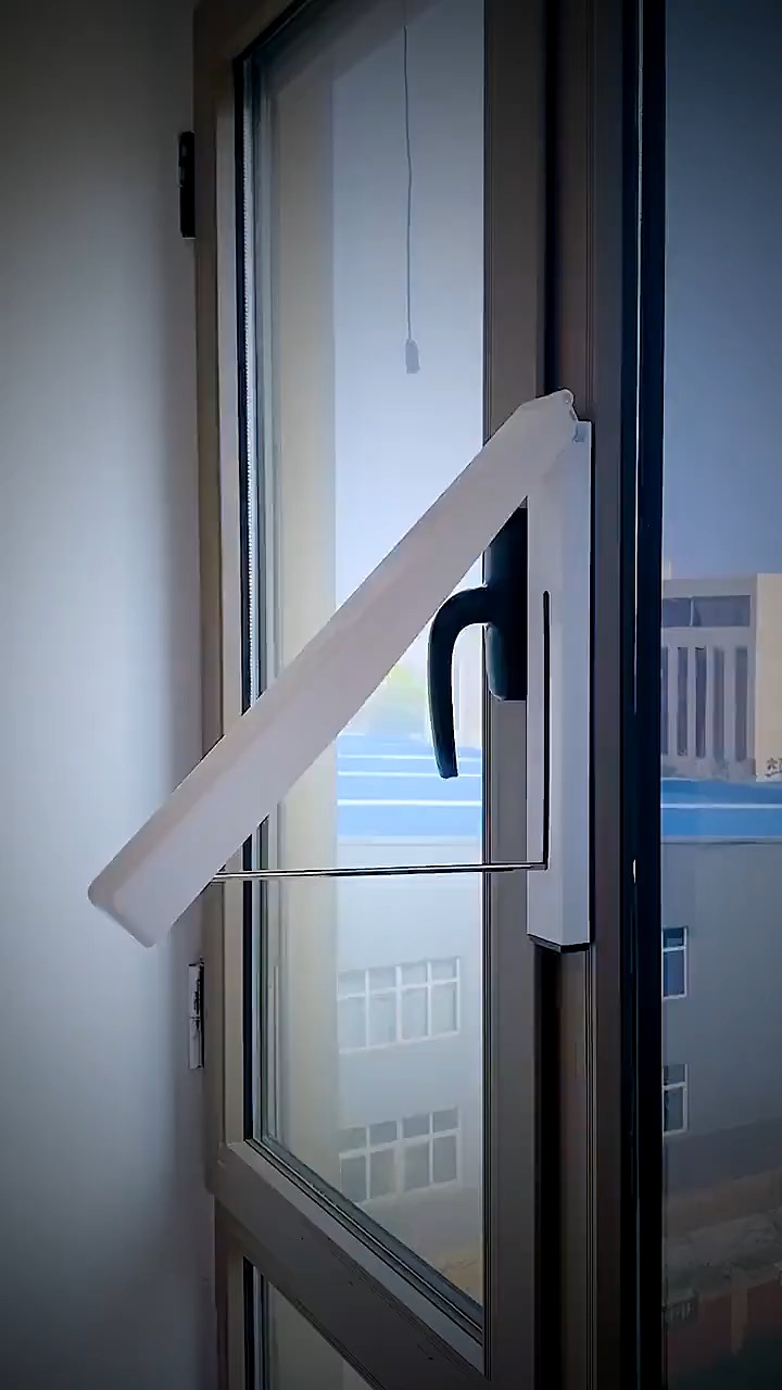 隐形晾衣架用的时候伸开,不用的时候合起来也不占地方,挂在窗户上晾