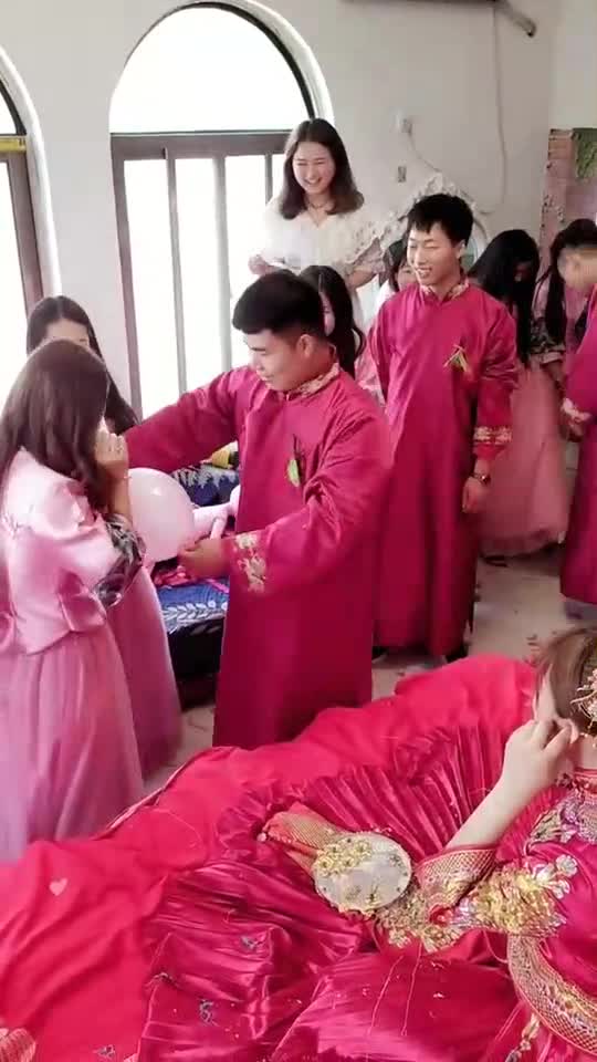 伴郎伴娘挤气球小游戏.亮点在哪呢.