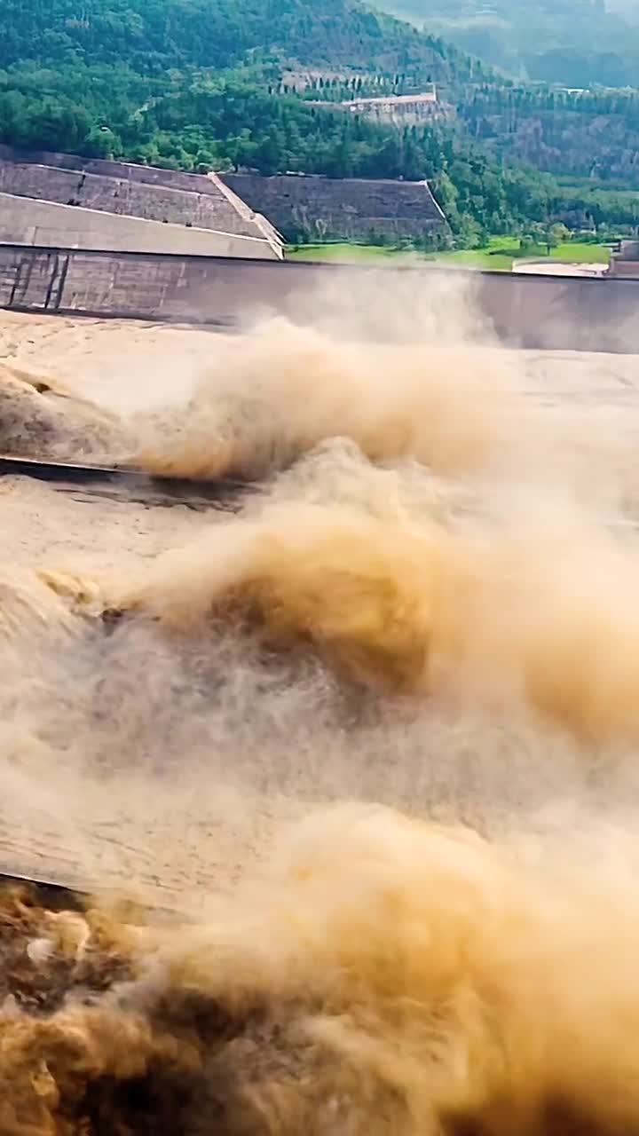 河南小浪底水库五闸全开全力泄洪,难得一见的场景!