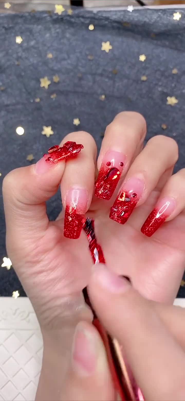 过年这样做美甲,超级喜庆又好看,红红火火的,还显手白!