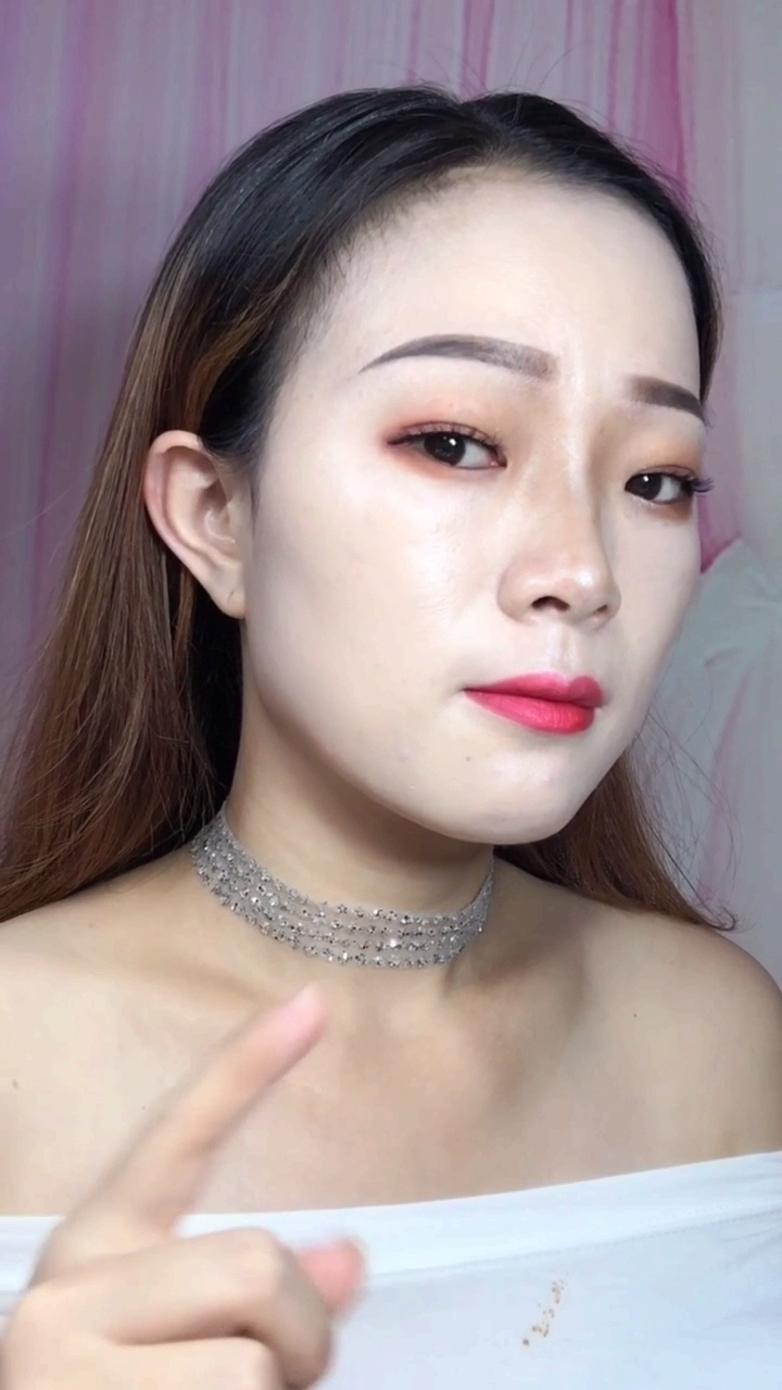 化妆后脸白脖子黑超尴尬