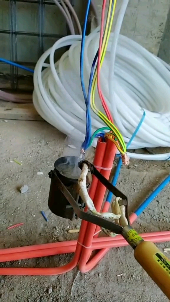 电线焊锡,牢固耐用.