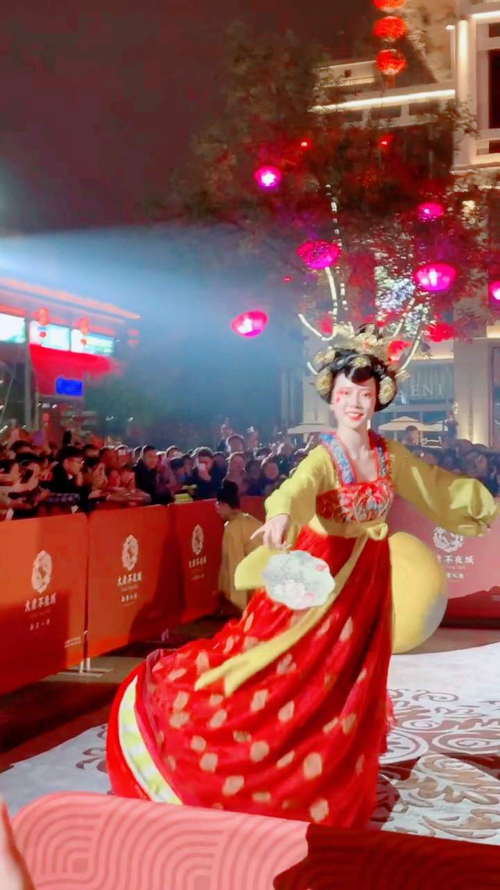 大唐不夜城不倒翁小姐姐#这个山寨版的怎么样?好看吗?