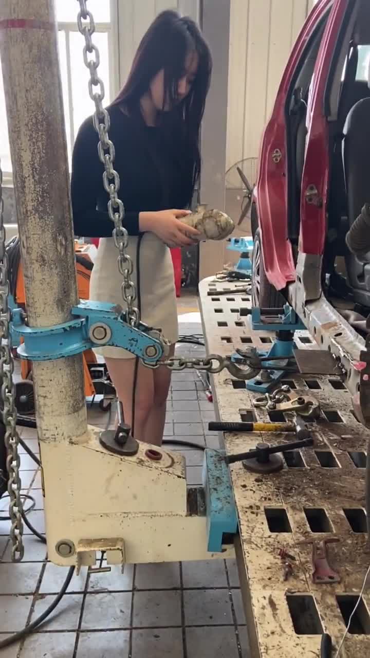 女生修车太累了,有点坚持不住了,后悔了