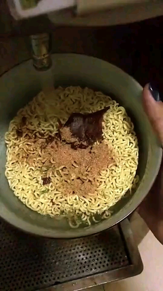 学生好穷啊,只能吃泡面跟鸡腿了,心里还是美滋滋的 8