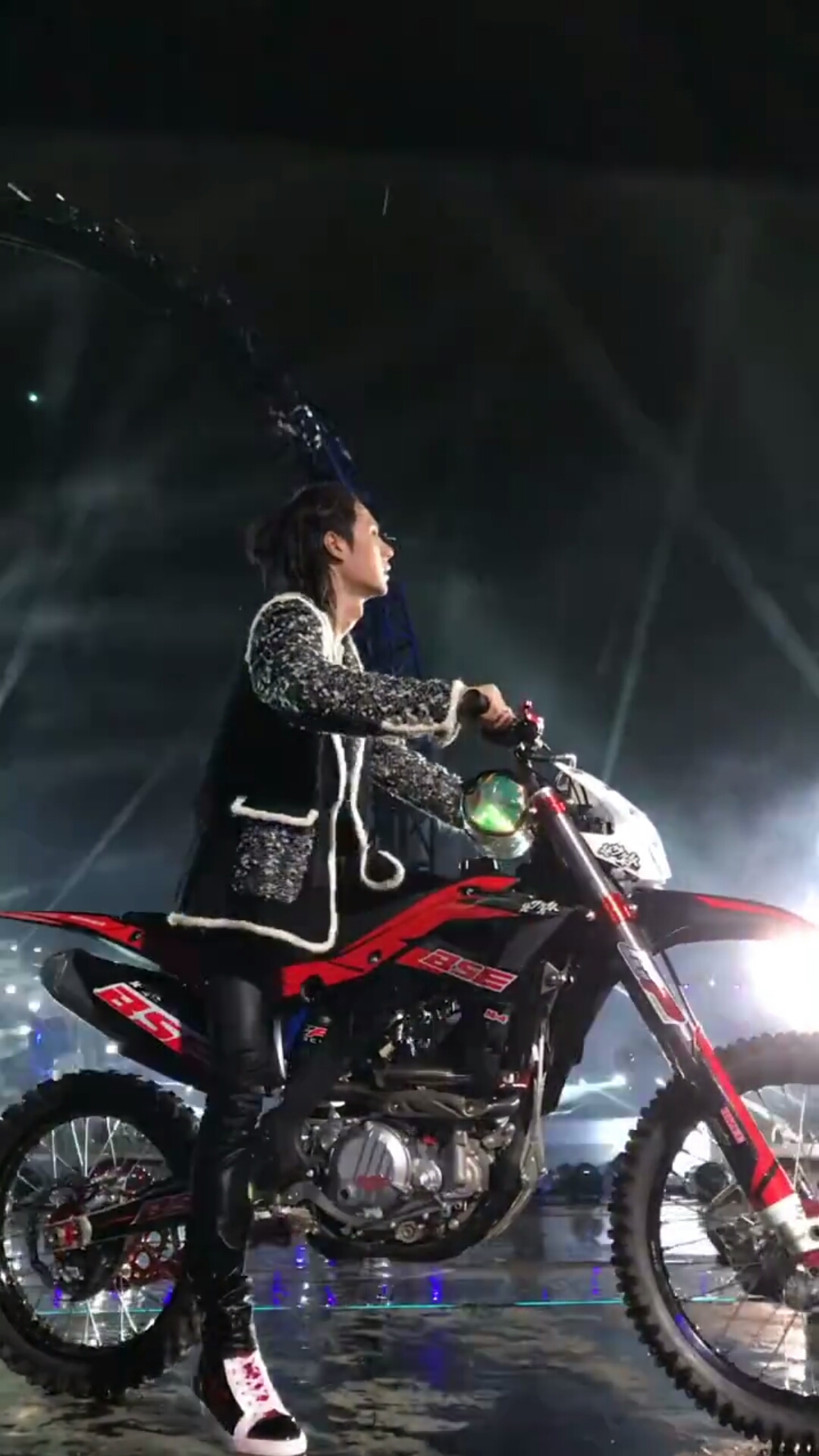 向全世界安利肖战王一博#王一博骑摩托车环绕全场,又酷又拽!