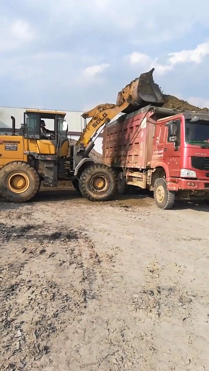 铲车把土装在卡车上,司机操作像跳舞一样,一天500值了!