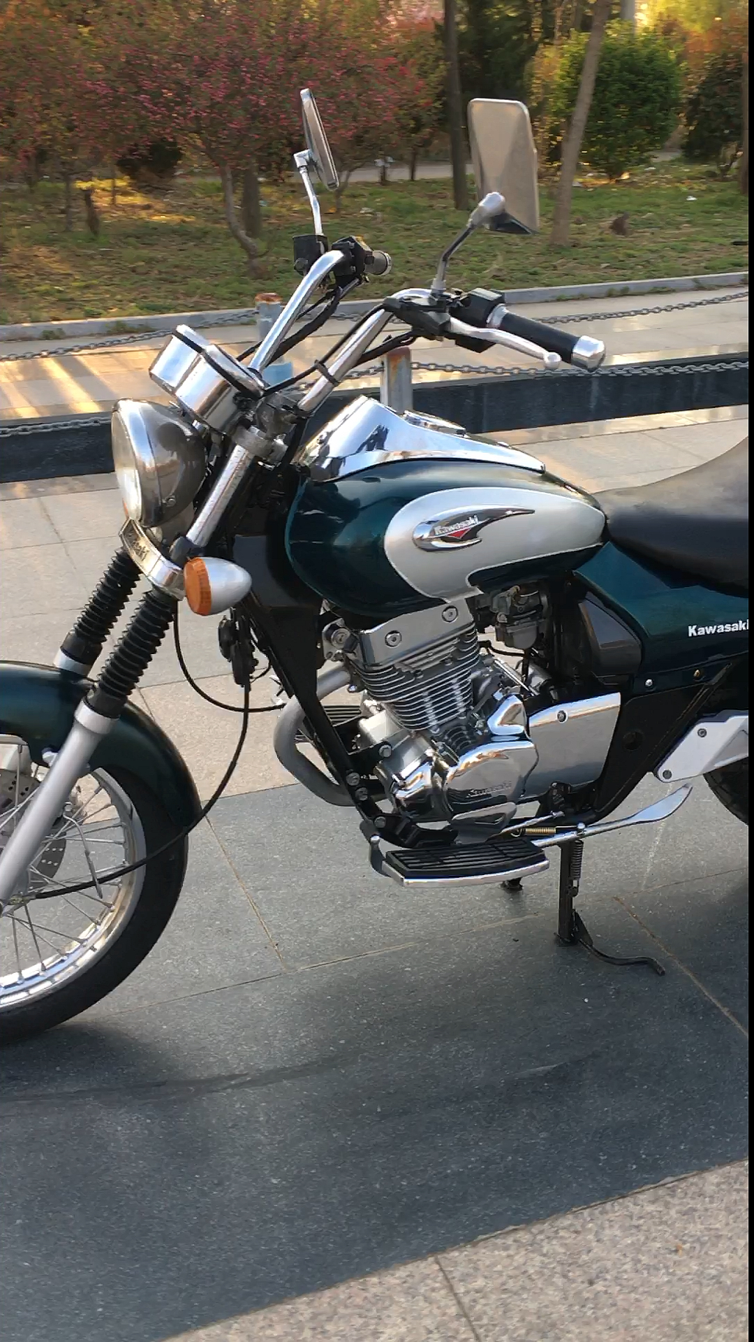 川崎175复古摩托车图片