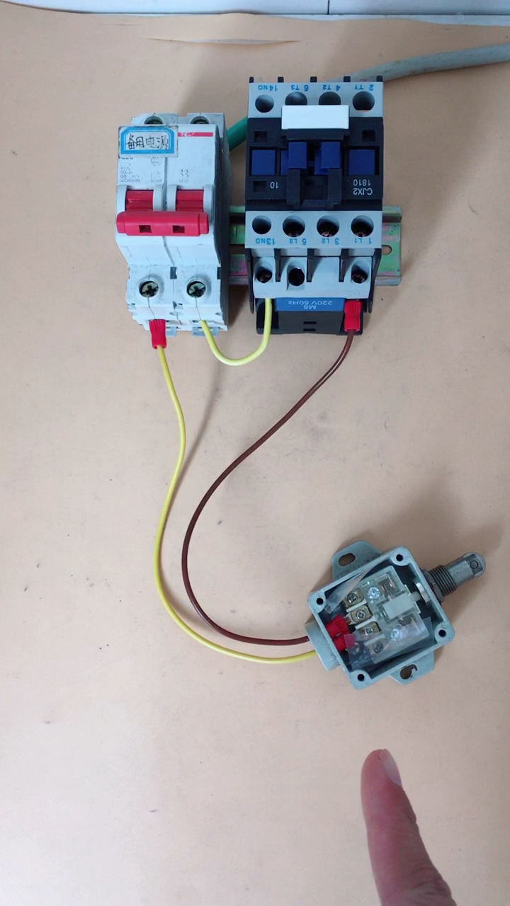 行程开关控制接触器