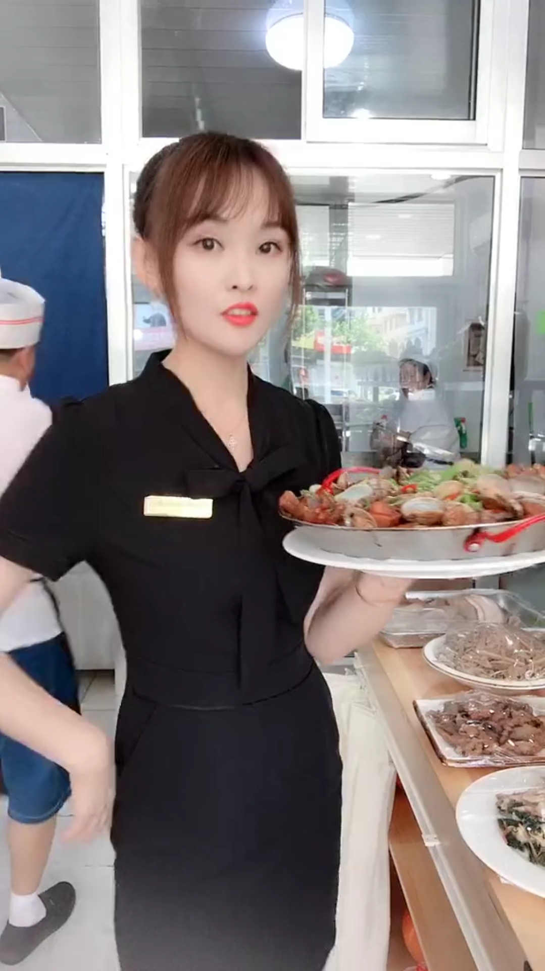 上菜都要来一段大秀