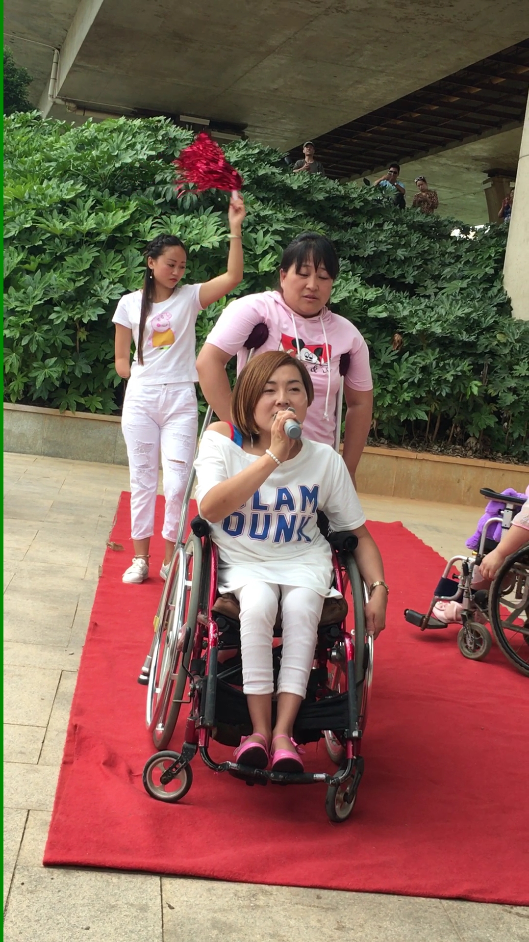 几位残疾姑娘同唱一首(度红尘)非常好听