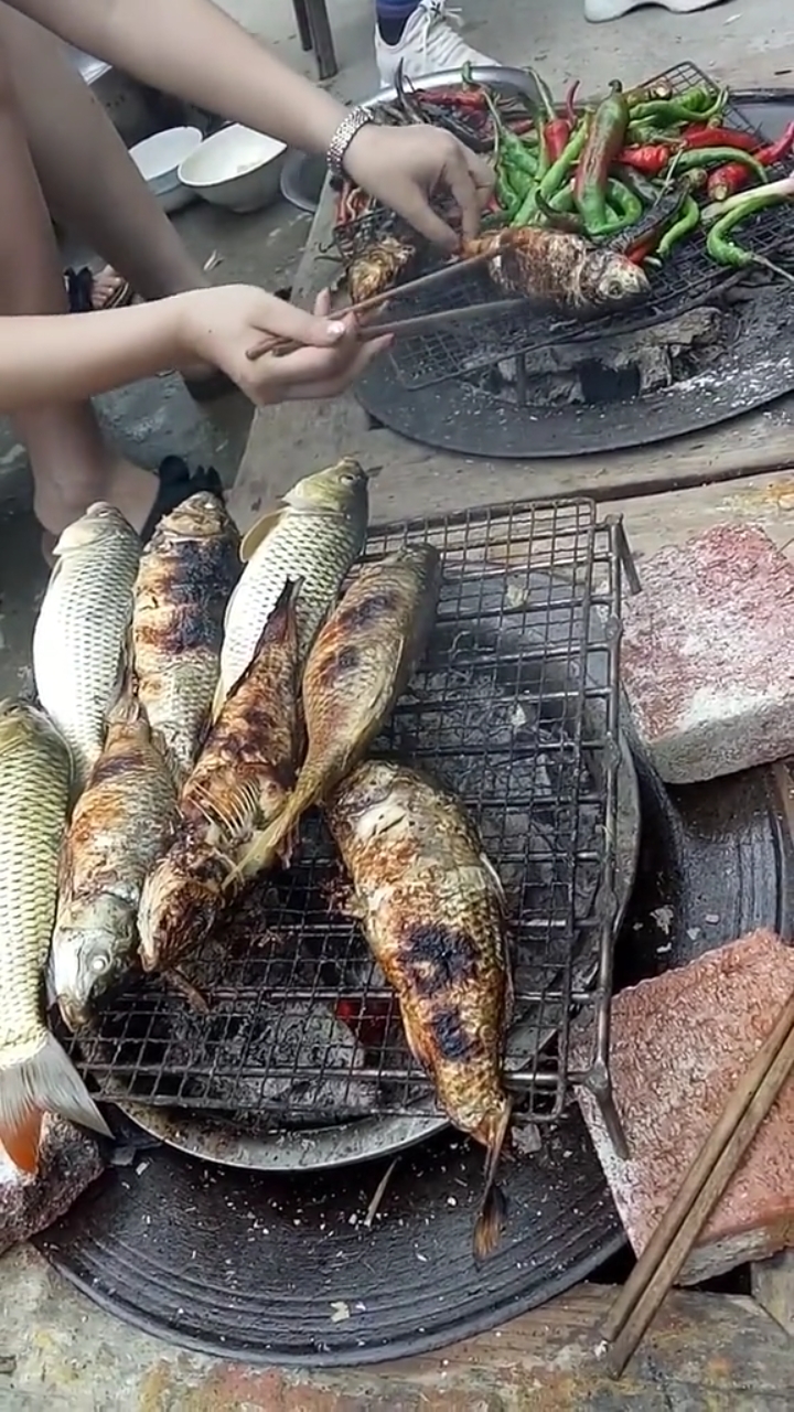户外烤鱼吃起来特别香!