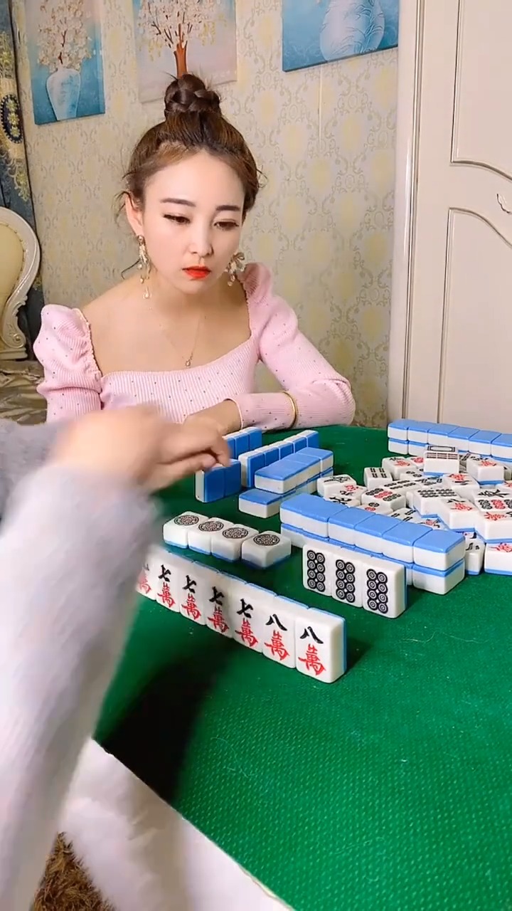 陪闺蜜一起玩麻将,她说这牌是杠上开花,真觉得我不会玩吗?