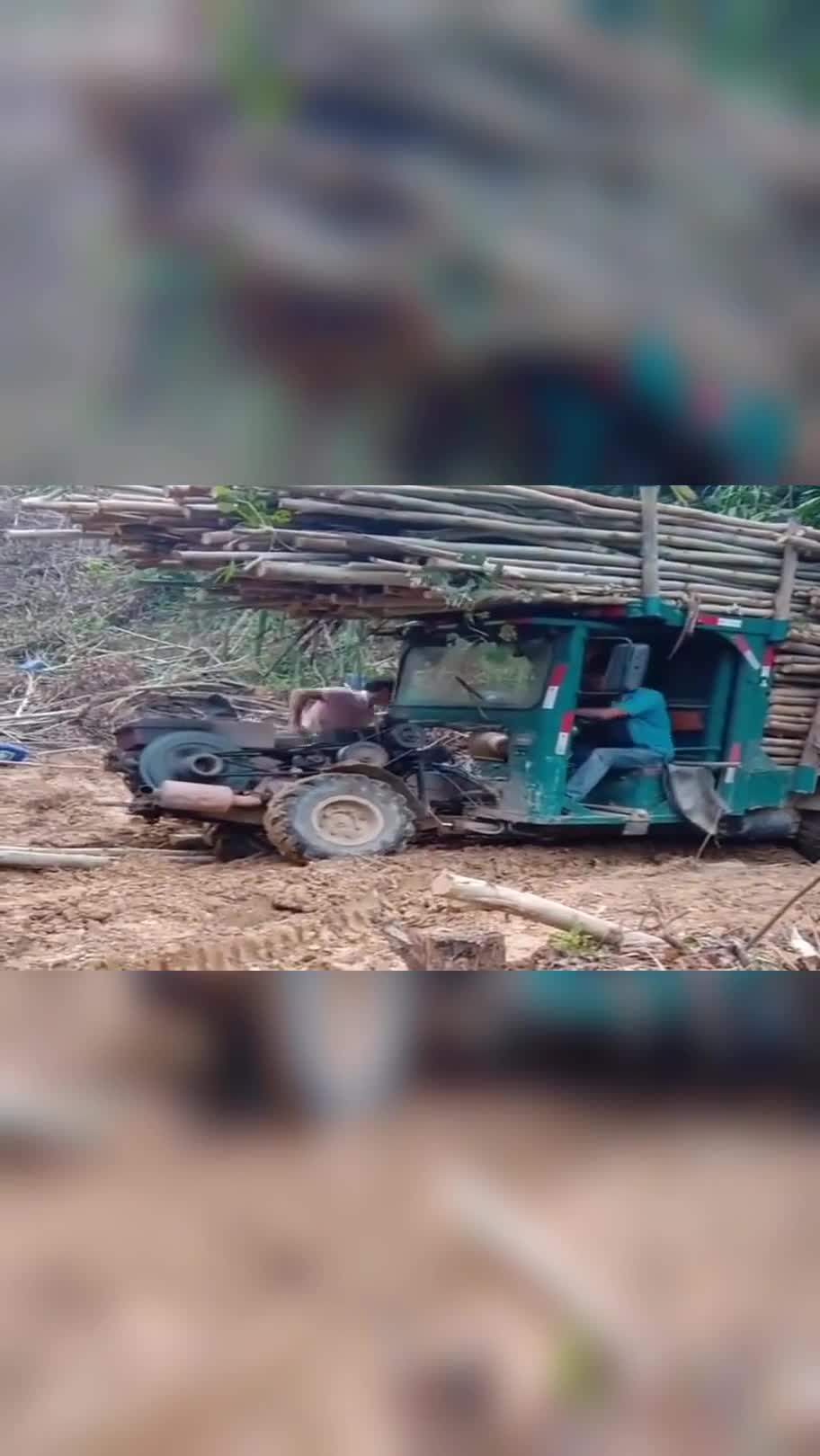 看看中国制造的拖拉机,满载木头也敢走山路,真给国产车长脸!