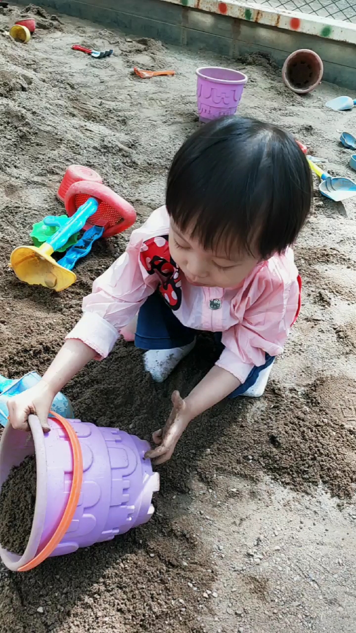 玩沙子的小朋友