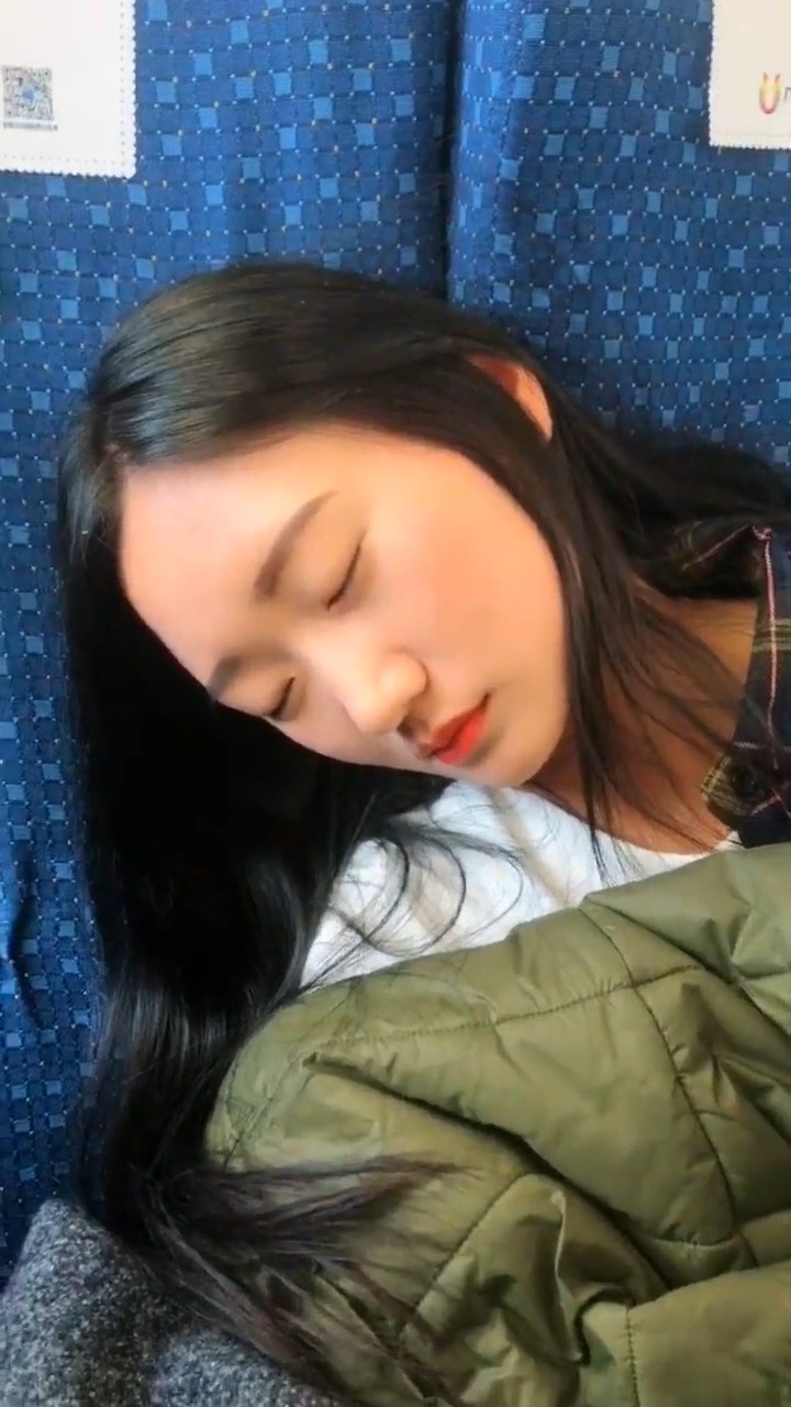 偶遇到一位女神在睡觉,长相出众,我要不要借给她肩膀用用啊