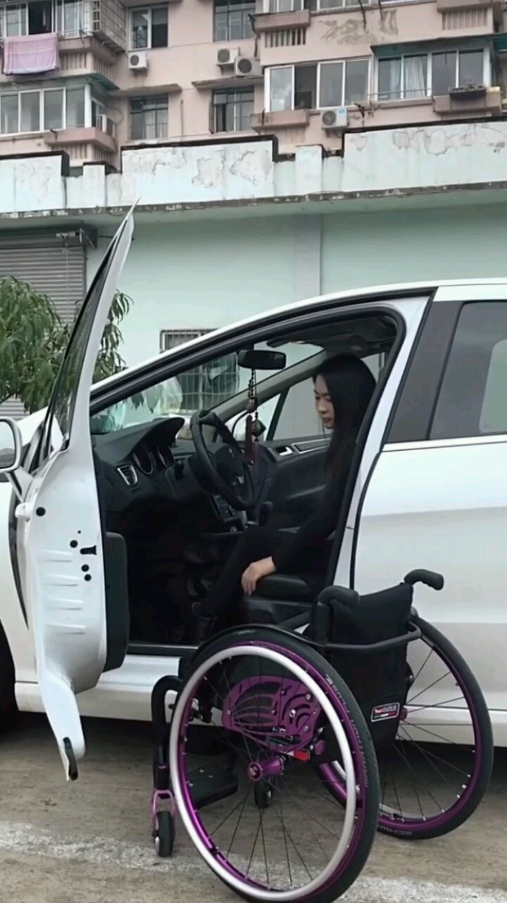 截瘫美女独自拿轮椅上车伙伴们都惊呆了