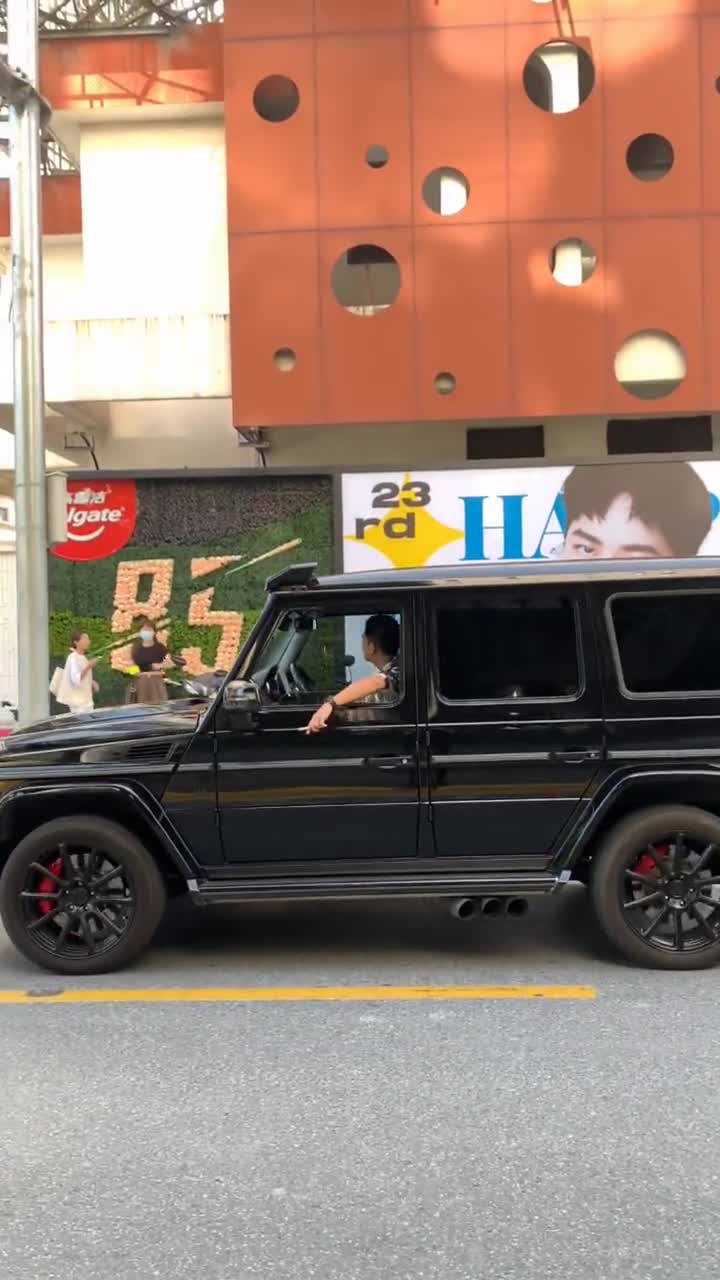 网红主播单手开奔驰大g带小娇妻出来逛街,豪车的副驾驶从来不会让人