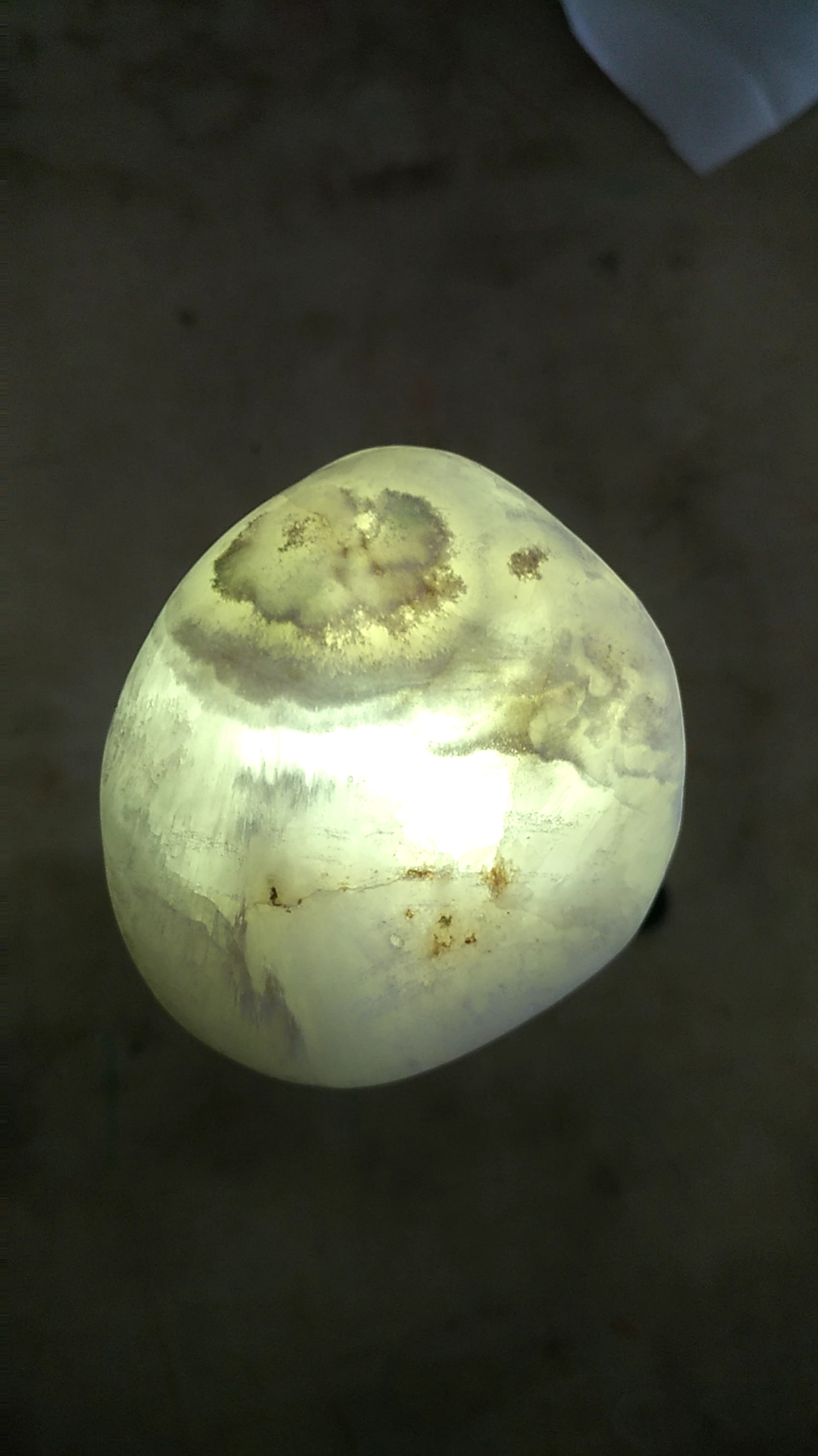 这块透光石头美不美?