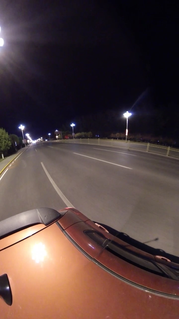 开车走在大街上. 有些孤独.