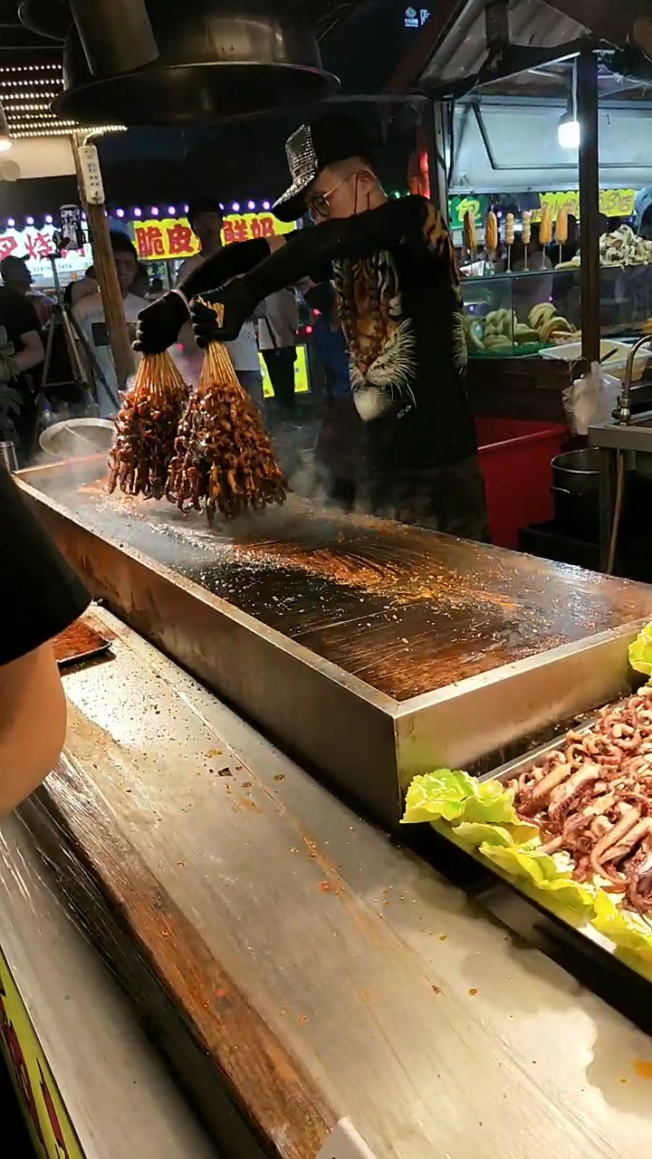 铁板鱿鱼,卖的非常火爆,刷点辣酱,没谁了!