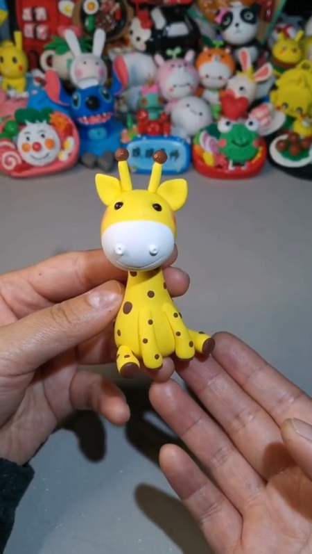 今天教大家用粘土捏长颈鹿,你们学会了吗