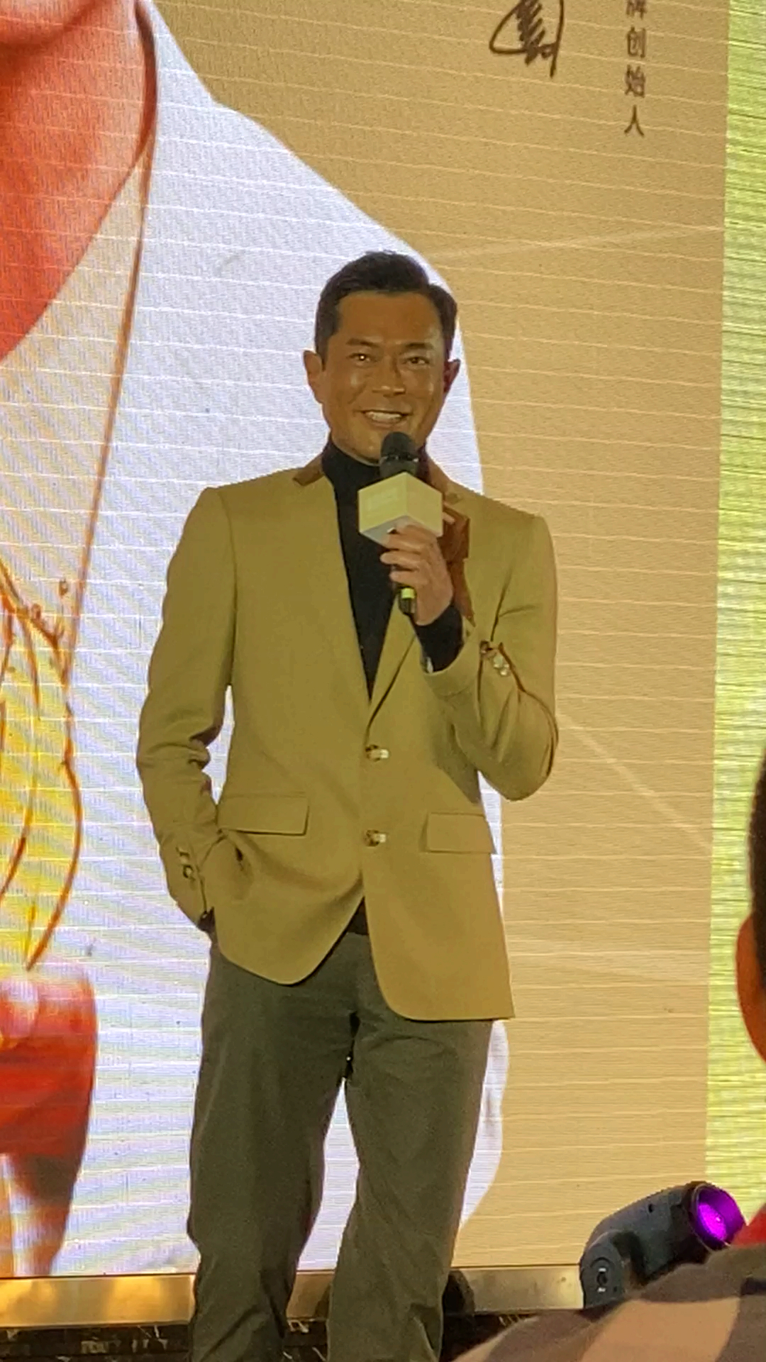 街拍美女#古天乐黑的可以去演包拯了