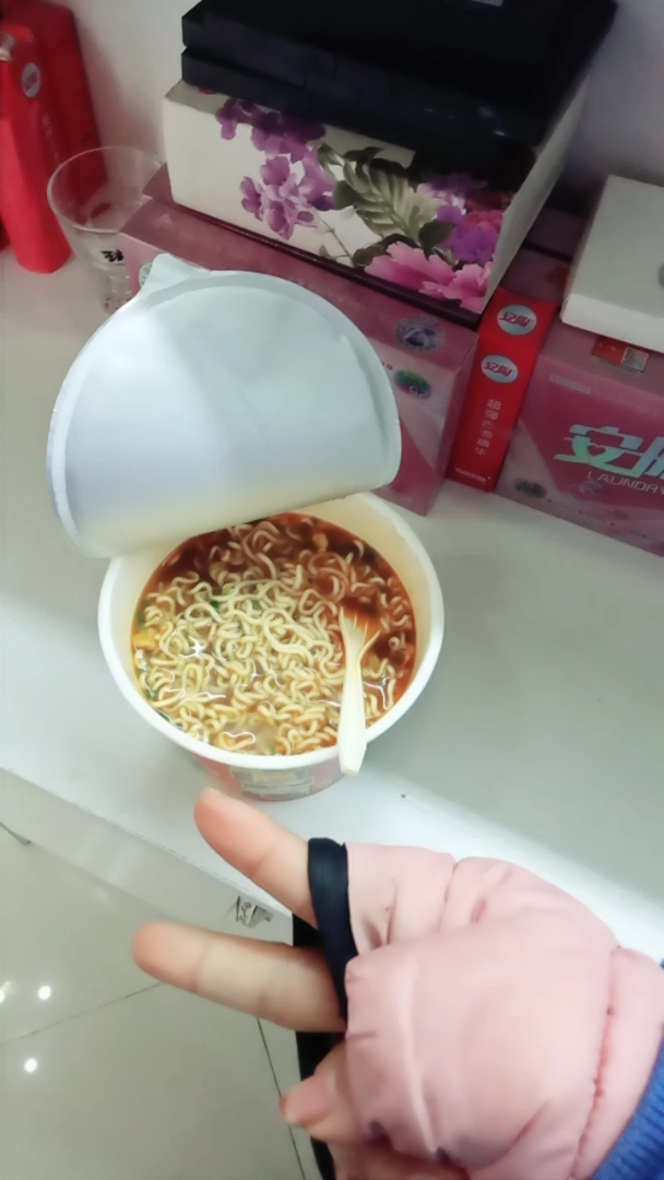 穷的只能吃泡面了